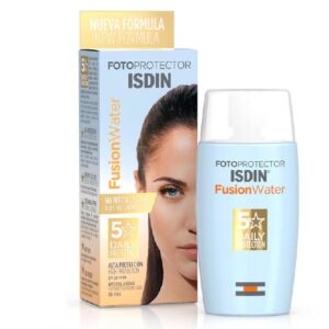 ضد آفتاب بی رنگ ایزدین مدل فیوژن واتر SPF 50+، مناسب انواع پوست با فرمولاسیون سبک و ضد حساسیت.