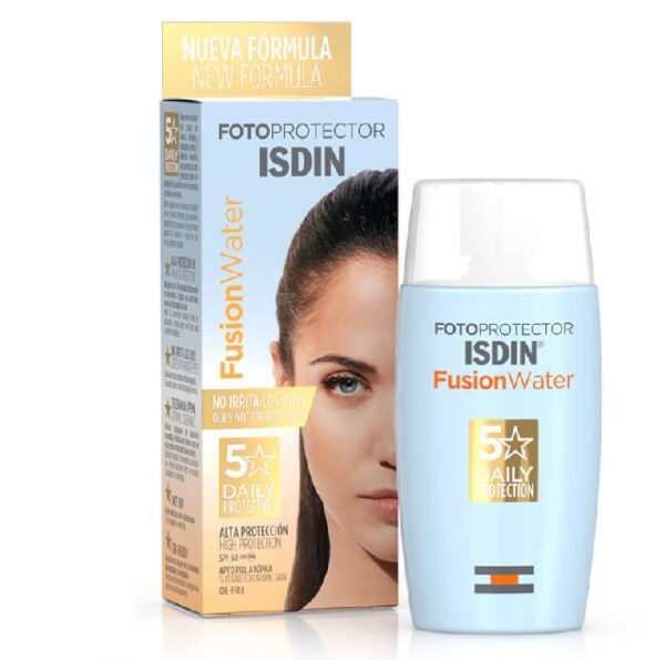 ضد آفتاب بی رنگ ایزدین مدل فیوژن واتر SPF 50+، مناسب انواع پوست با فرمولاسیون سبک و ضد حساسیت.